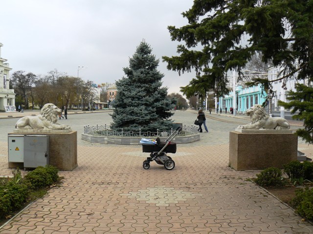 Детская коляска на площади в Евпатории