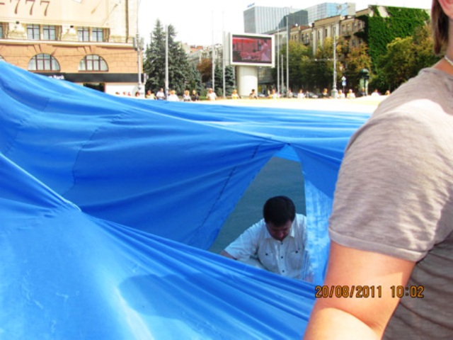 Разорванный флаг Украины Разорванный флаг Украины