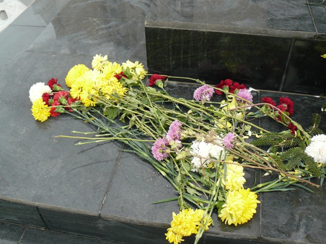 Цветы к памятнику Цветы к памятнику