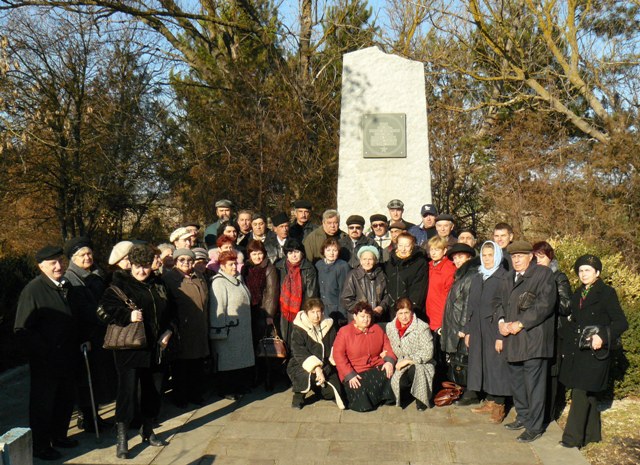 Крымчаки у памятника в Симферополе