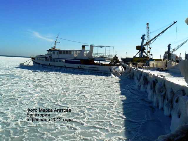 Замерзло море в Евпатории Замерзло море в Евпатории