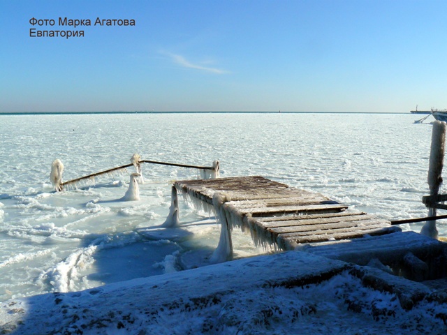 Замерзло море в Евпатории Замерзло море в Евпатории