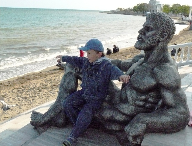 Евпатория 2009 Геракл с забетонированным носом Евпатория 2009 Геракл с забетонированным носом