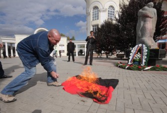 Сувиров Алексей Активисты молодёжного фронта Прорыв сжигает флаг
		<!--