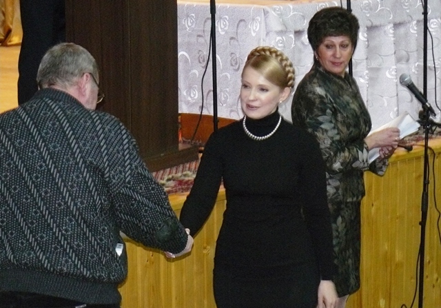 Юлия Тимошенко вручает ордера на квартиру в Евпатории