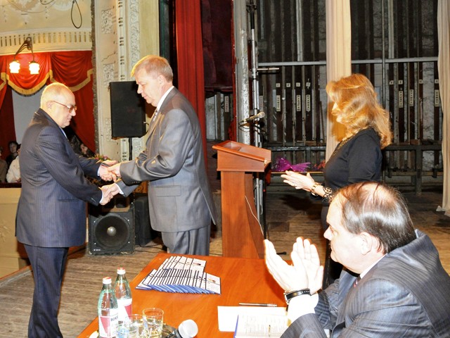 Депутату вручают удостоверение Депутату вручают удостоверение