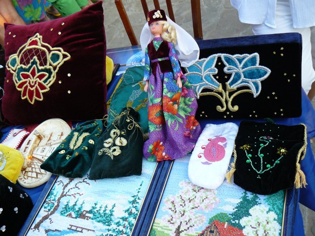 золотошвеи предлагают национальную одежду крымских татар и детскую